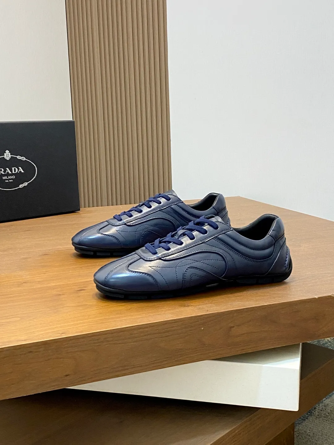 Men's Men's Shoes 💰800 Prada/Prada Men's Leather Casual Sports Shoes, a hot product made in Guangzhou! Made of imported calfskin splicing upper, three-dimensional geometric segmentation, precision manufacturing, uniform stitching, leather texture at a glance, multi-color splicing, fashionable and generous, soft, comfortable and breathable, decorated with PRADA letter logo on the outside, classic letter logo on the tongue, fabric strap on the heel, P family's classic sports shoe type, with fabric lining, silver logo cowhide foot pads, and P family's exclusive rubber outsole. The details are carefully crafted, making it a versatile item for travel! Comes with original box and dust bag! Multiple colors available! Size: 39-40-41-42-43-44 standard leather shoe size (38, 45 customized ¥)